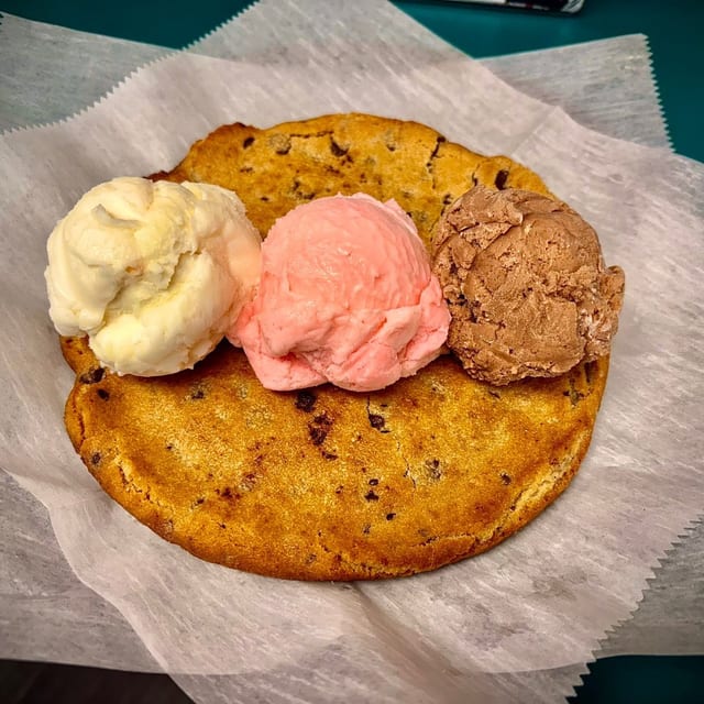 Cookie with Ice Cream.